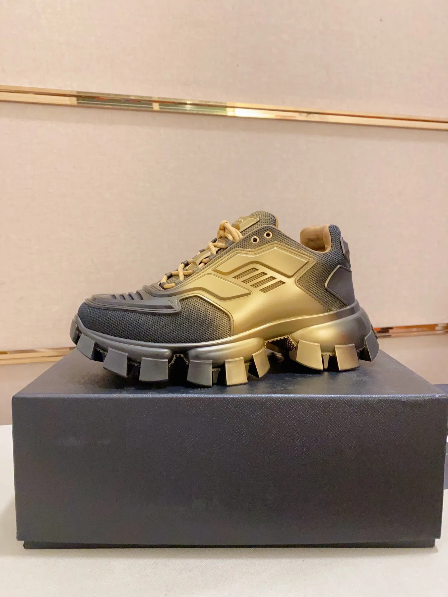 Factory price 600 men's shoes 💰 ✔️✔️✔️High version High quality new PRADA (Prada) counters are on the market simultaneously, new men's shoes, 😘fabrics are selected from first-layer cowhide. Lining: imported elastic mesh➕cowhide lining. 👍🏿High-end☄️Open-molded non-slip rubber outsole, exquisite lines, simple and elegant, comfortable and high-end for leisure travel. Number of yards: 38 to 44.